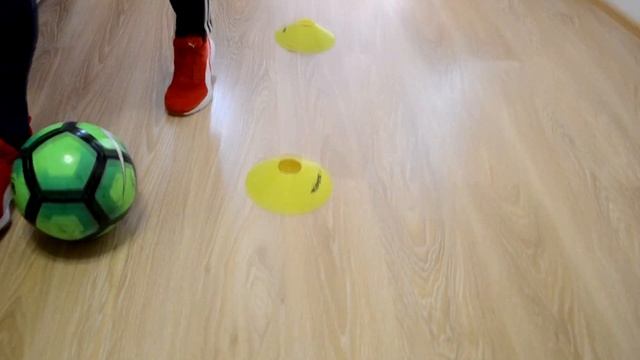 УПРАЖНЕНИЯ с футбольным мячом дома. Дриблинг дома смотреть онлайн