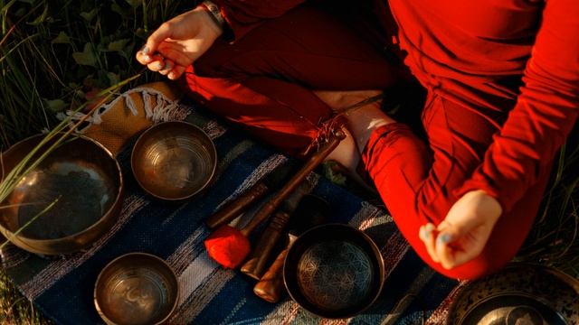 Тибетские поющие чаши для медитации и отдыха. Целебные звуки поющих чаш. Музыка для медитации и сна смотреть онлайн