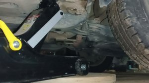 Домкрат подкатной гидравлический для сезонной смены колëс. Первый подъëм. Испытание нагрузкой.