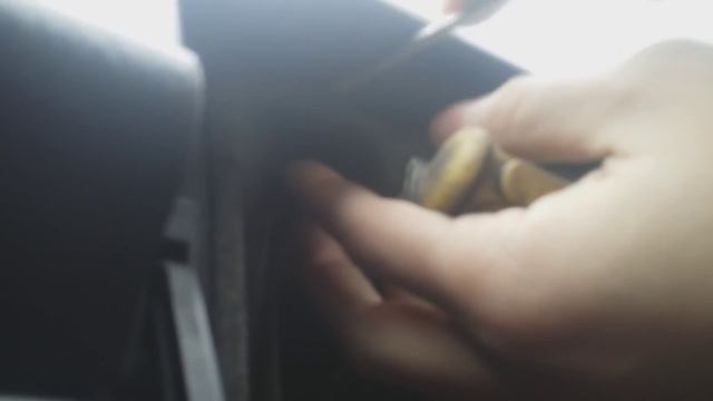 Как снять бардачок на Mercedes W124 | Removing the glove compartment смотреть онлайн