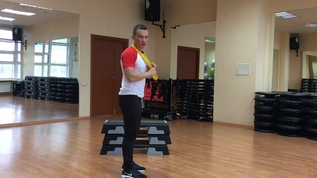 Трицепс. Разгибание рук стоя. Петля на шее 233 смотреть онлайн