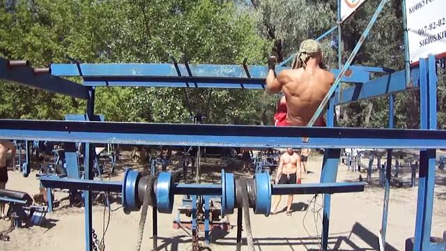 Отжимания между прямых ручек, вид сзади смотреть онлайн