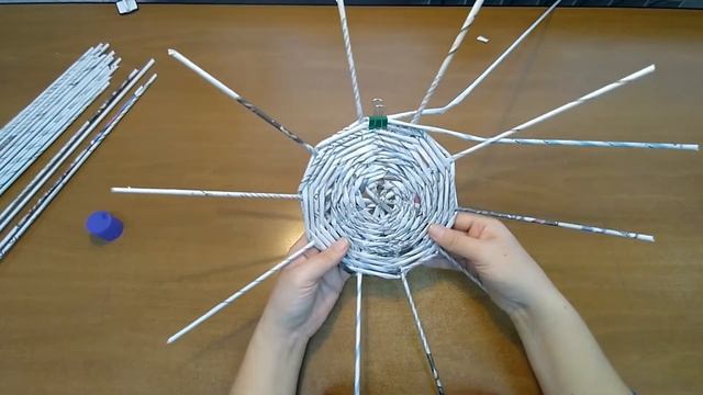 Корзинка из газетных трубочек смотреть онлайн