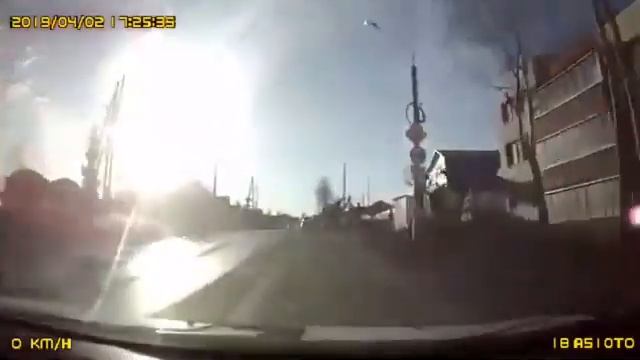 Осторожно дети! Ребенок выбежал на проезжую часть. Будьте внимательны, сильно слепит солнцем. смотреть онлайн
