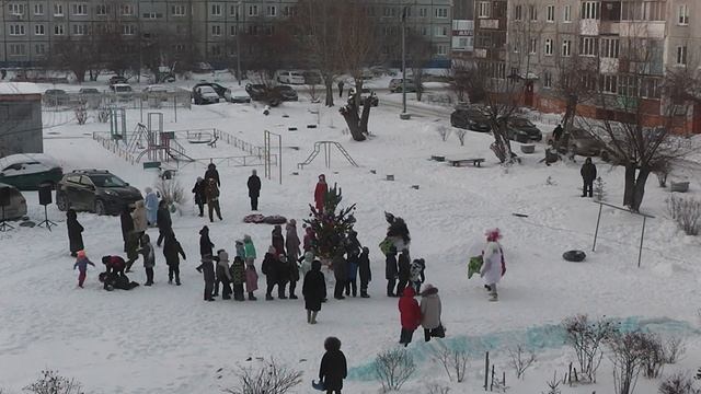 Омск. Нефтяники. Детская елка во дворе. Часть 1. 22.12.2022 смотреть онлайн