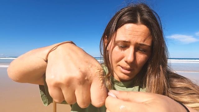 HOW TO CATCH BEACH WORMS | The secret to catching & storing worms correctly for fishing Ep.004 смотреть онлайн