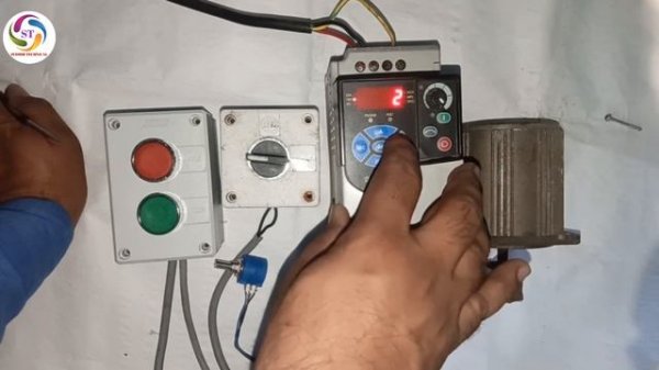 power flex 4M vfd 3-Wire connection and programming.