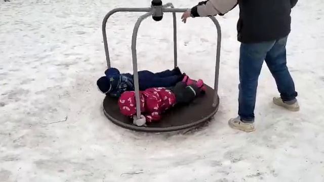 Саша и Миша на карусели🙃 смотреть онлайн