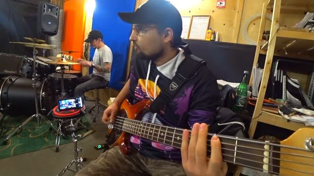 Отрывок из репетиции (связка бас-гитары и ударных). Ритм секция. смотреть онлайн