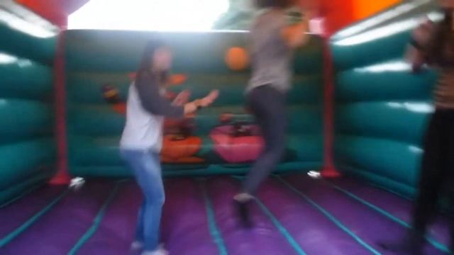 Bounce Castle Fun Girls смотреть онлайн