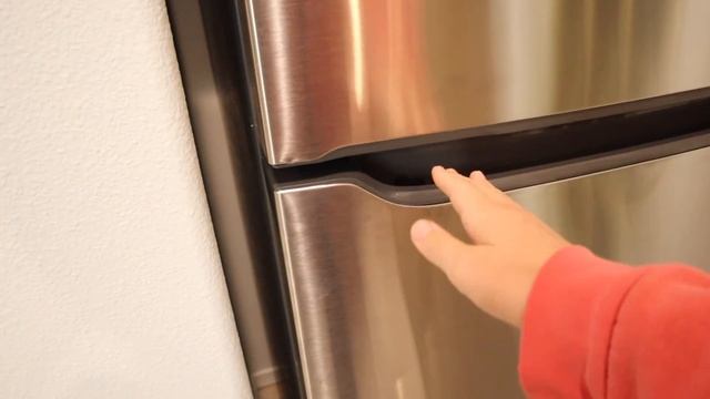 Frigidaire 30" 18.3 Cu. Ft. Top Mount Refrigerator Review 2022 смотреть онлайн