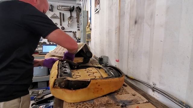 1979 Fiat Spider 124, Disassemble driver seat back, take a look at all the cracks смотреть онлайн