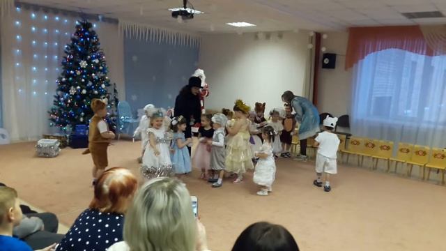 Игра в снежки с родителями на Новогоднем утреннике, 2ая младшая группа смотреть онлайн