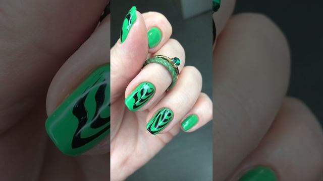 Зеленый маникюр. Осень 2023. #зеленыйманикюр #обычныйлак #naildesign #nailart #nail #art #осень2023 смотреть онлайн