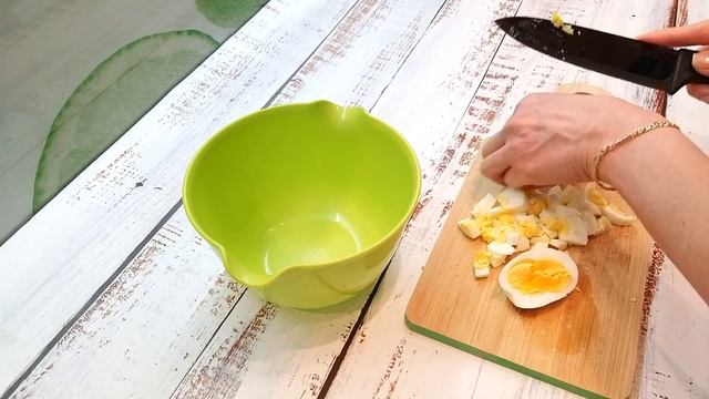 Салат Светофор с кукурузой помидорами яйцами и зеленым луком/Салат за 5 минут/Яркий/Лёгкий/Вкусный. смотреть онлайн