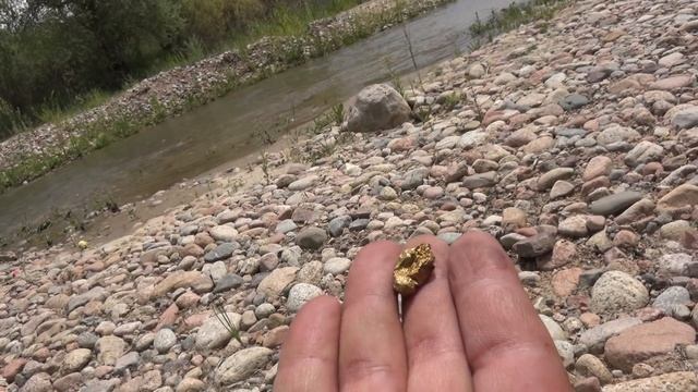 Много разных драгоценных камней возле речки смотреть онлайн