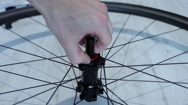 Доступные и легкие карбоновые колеса. Установка бескамерки и ее плюсы на шоссере. смотреть онлайн
