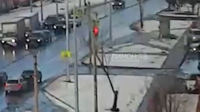 Едет по тротуару (Канск) смотреть онлайн