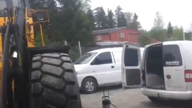 Vw Caddy playing pretty loud music! смотреть онлайн