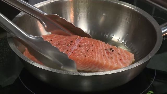 ВКУСНЕЙШИЙ ЛОСОСЬ.РЕЦЕПТ ЗАПЕЧЕННОГО ЛОСОСЯ/Мастер-класс от Эктора/Кулинарная академия смотреть онлайн