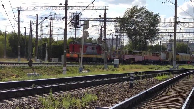 ЭП20-015 с двухэтажным экспрессом и ЧМЭ3-4434 с хоз.поездом смотреть онлайн