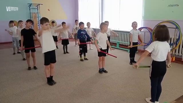 "Дети с палками идут". Комплекс № 10 утренней гимнастики в подготовительной к школе группе смотреть онлайн