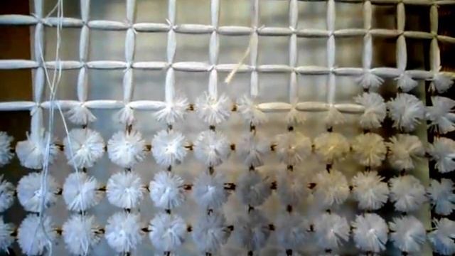 Плед из помпонов.Палантин из помпонов Часть 1 смотреть онлайн