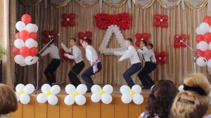 9 классы. Танец парней на последний звонок