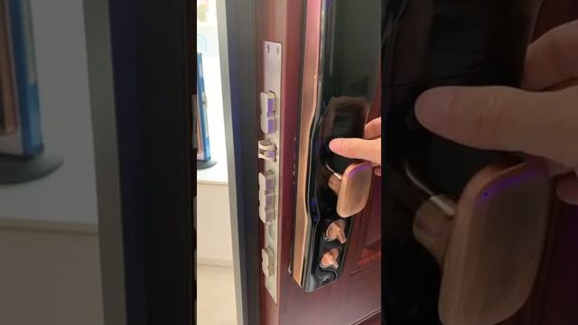Входная дверь и умный замок смотреть онлайн