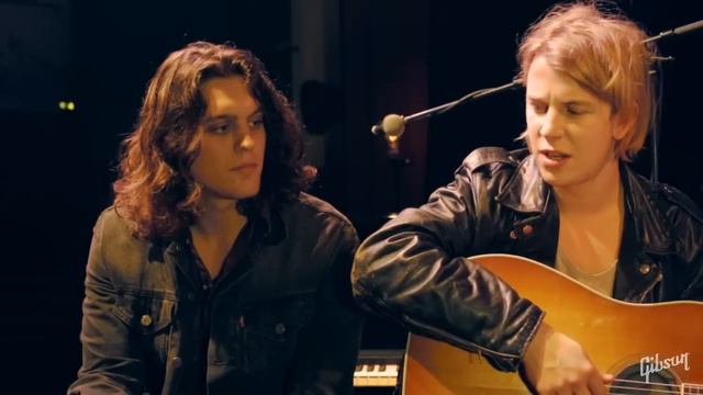 Tom Odell and his guitarist Max Clilverd and the Gibson Hummingbird смотреть онлайн