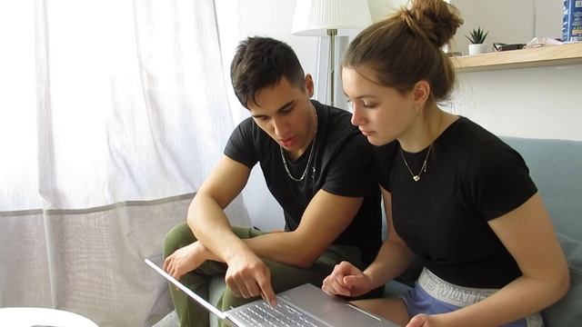 Teaching my GIRLFRIEND how to make GAMES! смотреть онлайн