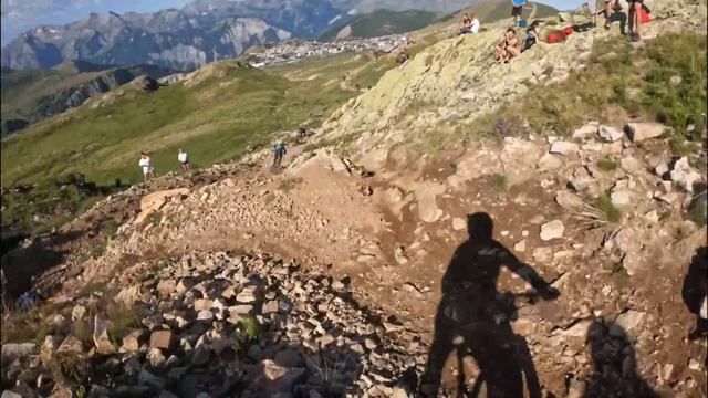 I Race the World's CRAZIEST Mass Start Downhill Race- THE MEGAVALANCHE 2022, How Mad Really Is It? смотреть онлайн
