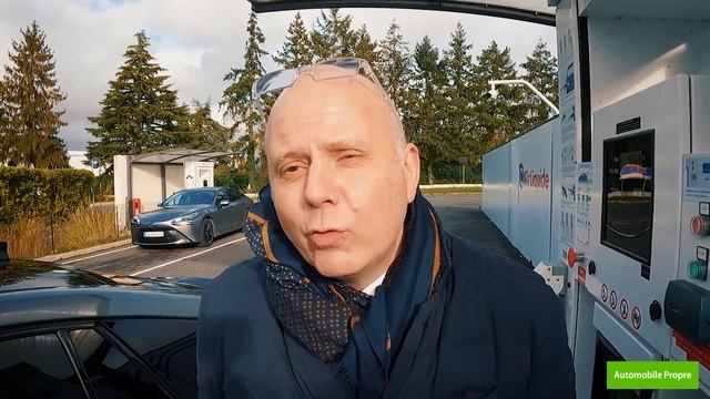 La voiture à hydrogène (Toyota Mirai) vue par un chauffeur professionnel смотреть онлайн