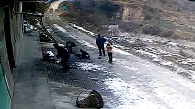 НАПАДЕНИЕ КАБАНА - ПОГИБ МУЖЧИНА , А ДЕВУШКА ОСТАЛАСЬ ЖИВА ПОСЛЕ ЕГО УДАРОВ / ATTACK OF WILD BOAR смотреть онлайн