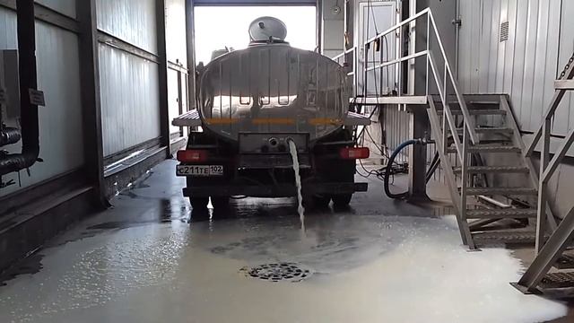Слив 2.5 тонн молока в канализацию на молочном заводе смотреть онлайн
