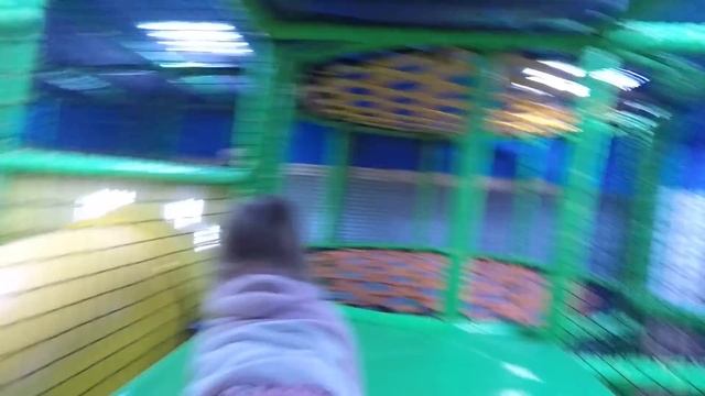 Развлекательный центр для детей с Батутами и Горками. Детский блогер смотреть онлайн