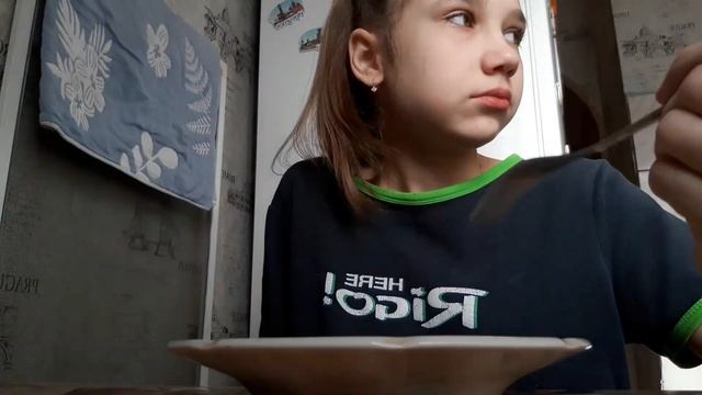 МОЁ УТРО?✨/пытаемся разрезать киви? смотреть онлайн