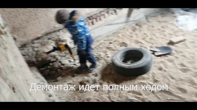 Реконструкция дачного дома. Обзор внутри дома, заливка пола, лестница. смотреть онлайн