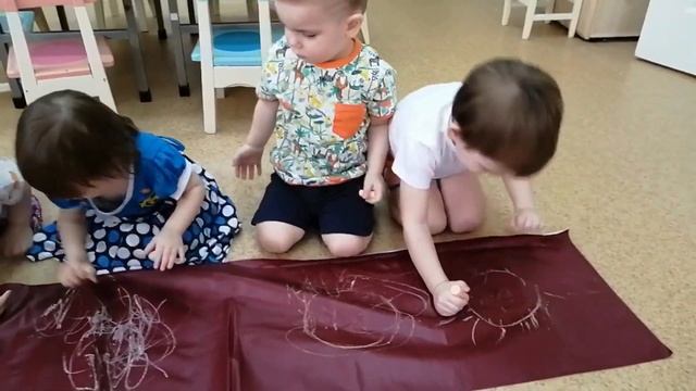"Малыши рисуют солнышко" мелками на дермонтине - первая младшая группа смотреть онлайн