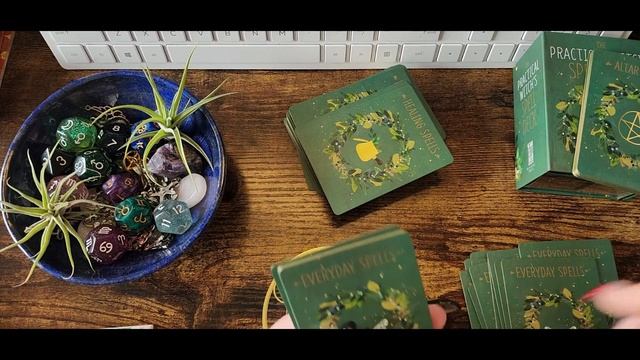 The Practical Witch's Spell Deck Unboxing смотреть онлайн