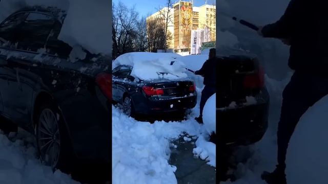 Вот как правильно чистить машину зимой? #чисткаснега #машин смотреть онлайн