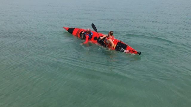 Eskimo roll in double kayak смотреть онлайн