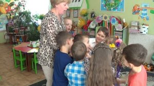 Малыши поздравляют мальчика с Днем рождения в Детском саду