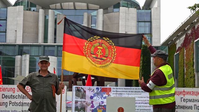 Return DDR! Katjuscha Vor Dem Bundeskanzleramt Der BRD Berlin 27.07.2024!