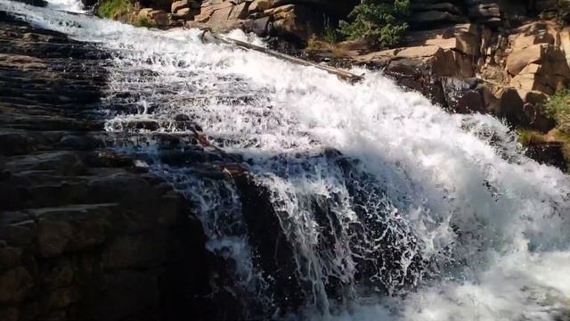 Какой шикарный вид...Горная река...Успокаивающий шум воды...Замедленная съёмка... смотреть онлайн