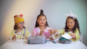 Аминка-Витаминка с сестренками сделала обзор на дорожные наборы Air Astana