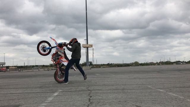 Езда на заднем ЛЕГКО! Учимся Wheelie ПРАВИЛЬНО | Первая тренировка смотреть онлайн