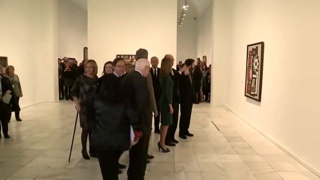 S.M. la Reina inauguró unas muestras de la colección de arte del Kunstmuseum de Basilea смотреть онлайн