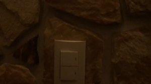 Златолит. Отделка камнем неровных стен цоколя дома.