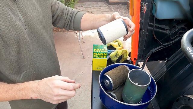 Unimog basic maintenance - fuel filter replacement смотреть онлайн